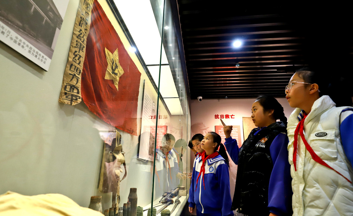 清明祭英烈简报 一、国旗下讲话二、工作室故事三、网上祭英烈一、国旗下讲话：清明节是中华民族的传统节日之一也是纪念先烈、缅怀英烈的重要日子。今天我们在这里以国旗下半旗的方式向为国家和人民献身的英烈们表示崇高的敬意和深切的缅怀。在中国历史上有无数的英烈们为了国家、为了民族的利益献出了自己的宝贵生命。他们中的很多人都是默默无闻的普通人但他们的付出和牺牲让我们每个人都感到深刻的震撼与感动。正是因为他们的付