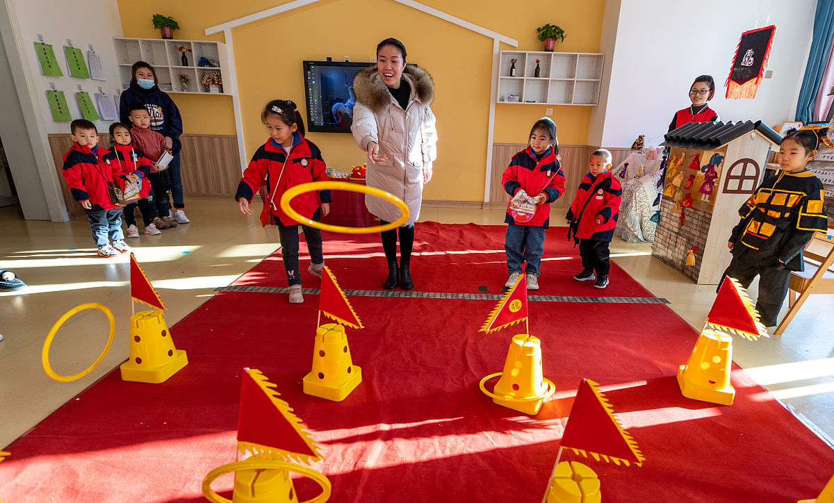 适合孩子玩的捉迷藏游戏：猫捉老鼠