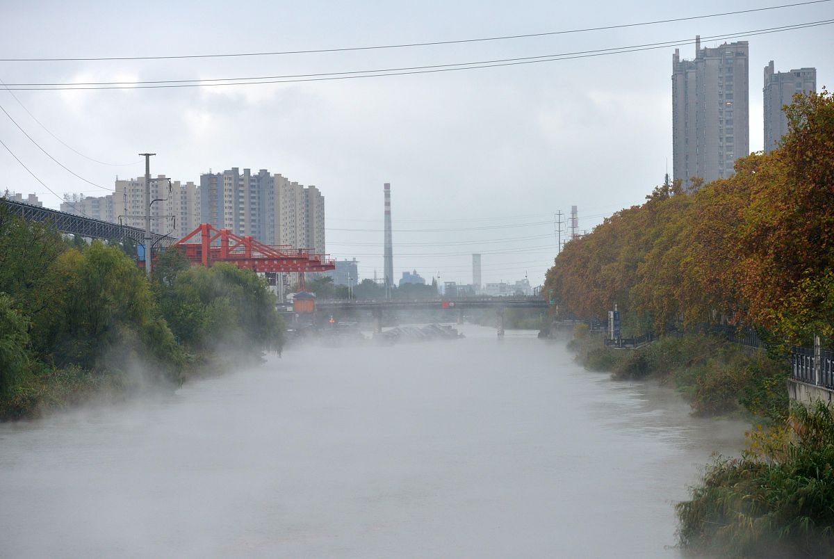 2021年11月7日,江苏省淮安市,里运河上水气升腾如仙境.受强冷空气影响
