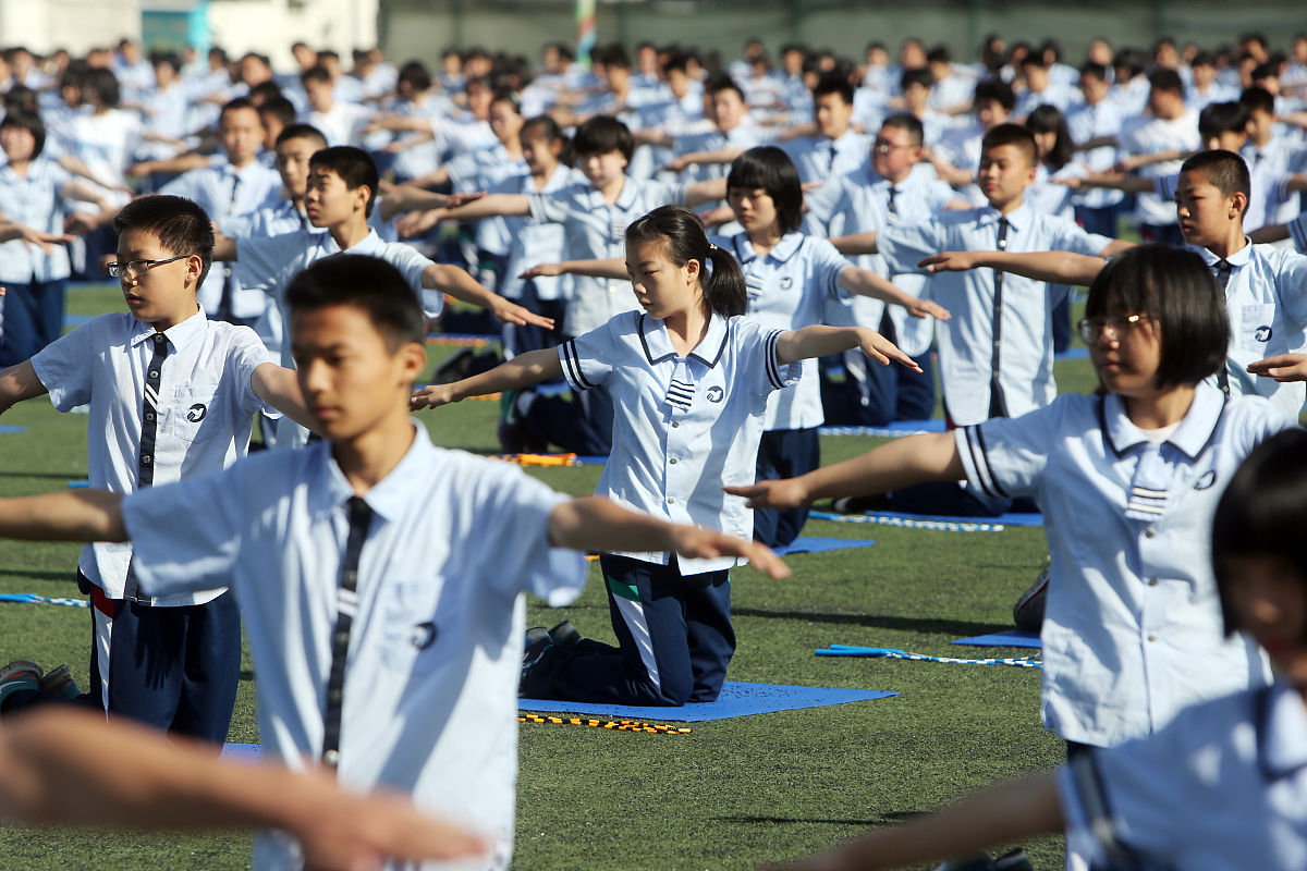 2016年05月13日,在济南实验初中全员运动会上,千余名学子齐练瑜伽操,