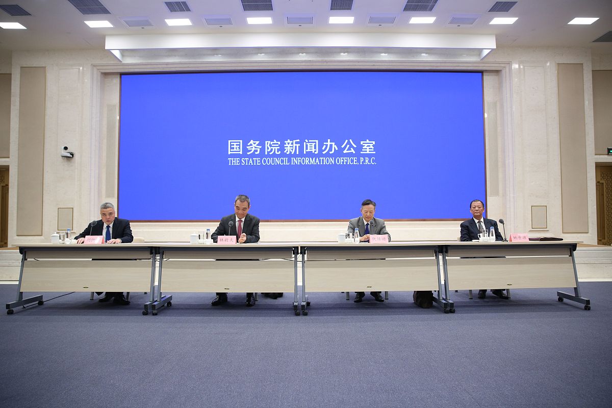 请概述项目《县域高等教育助推县域经济创新发展对策研究》的调查方法其问卷线下发放300份收回有效问卷275份四、研究方法31 调查问卷设计与实施32 案例分析33 统计分析
