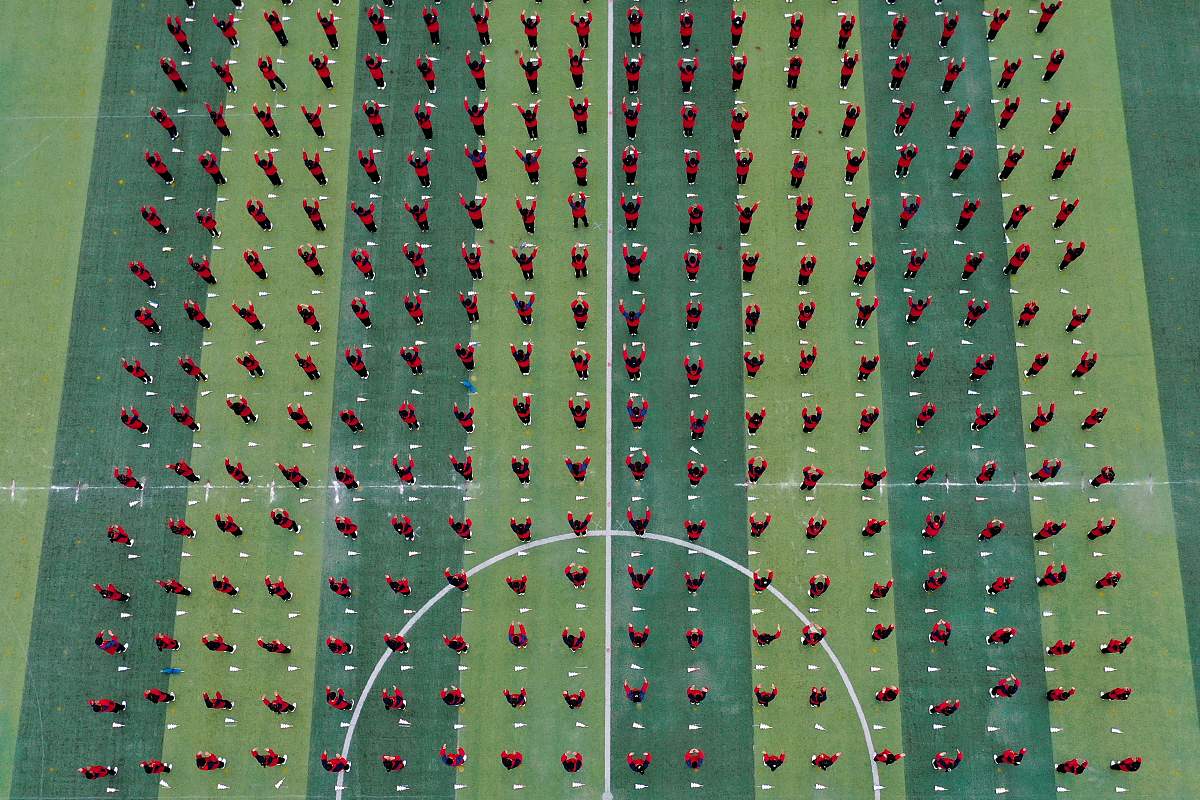 把1到8放到这个月里每个人出现4次