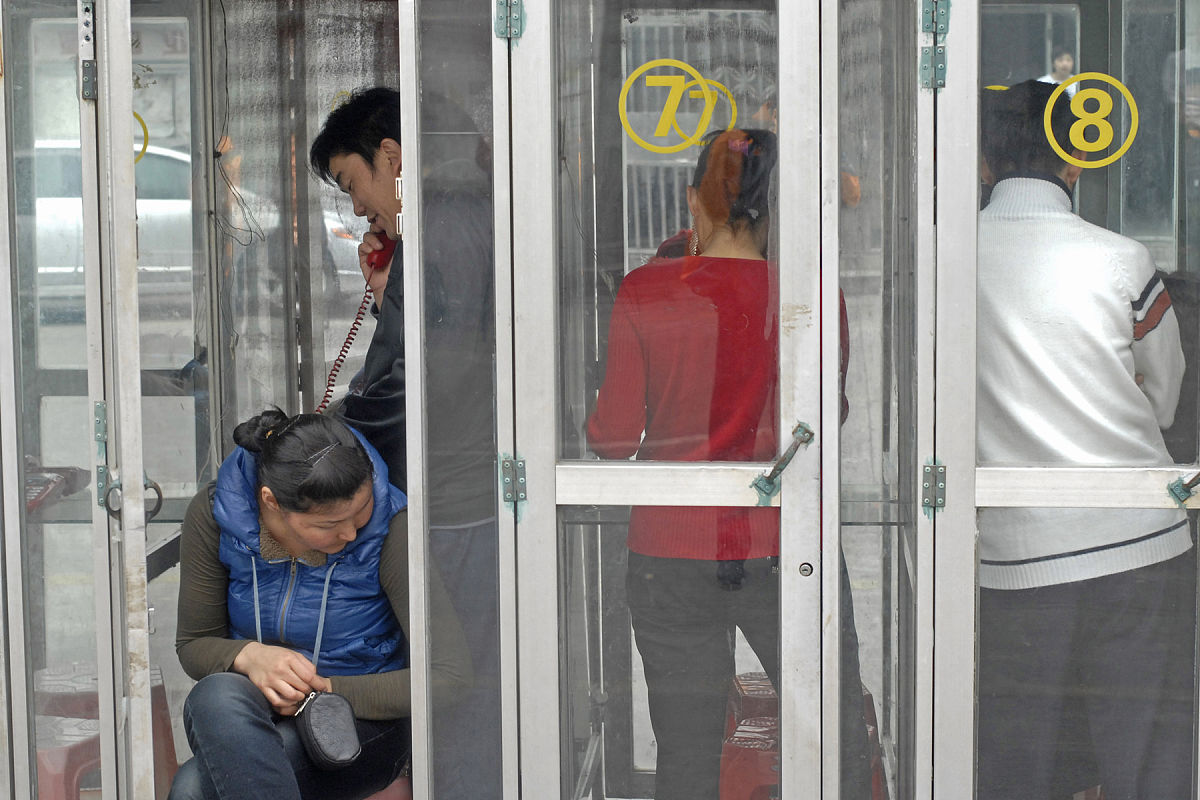 电梯被困？如何礼貌询问并提供帮助