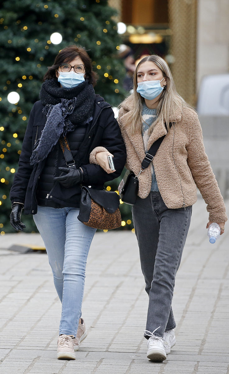 publicly available COVID-19dataset and the experimental results show that the PSO algorithm based降重