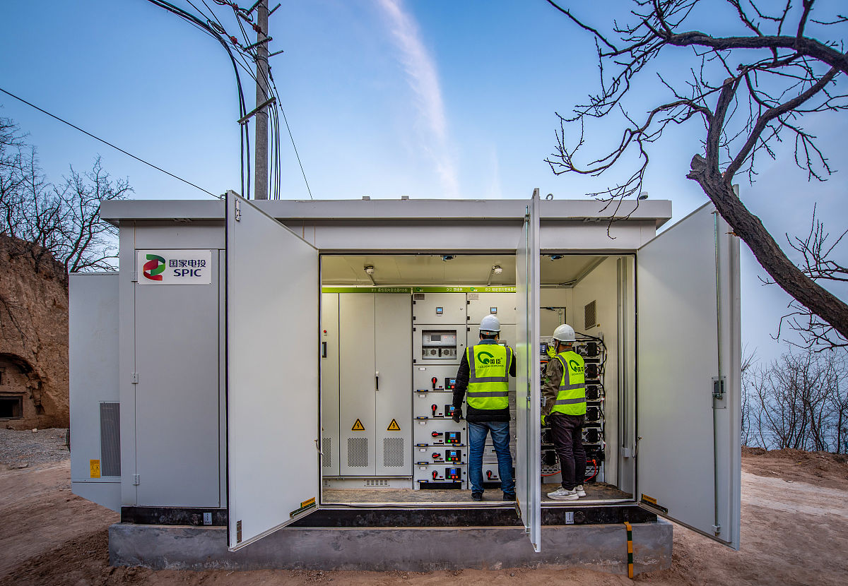 开发WEB端台区低电压查询功能：低电压台区查询按时间、供电单位查询低电压台区；低电压台区明细展示功能：按台区编号、时间、查询展示低电压台区明细信息；低电压台区统计功能：按供电单位、按时间统计低电压台区统计数量；低电压用户统计与查询功能：按台区、时间、类型、持续性查询低电压用户明细、详情信息等；可视化展示功能：提供过柱图、饼图、表格等图表分析展示形式进行展示。请分别阐述每一项功能