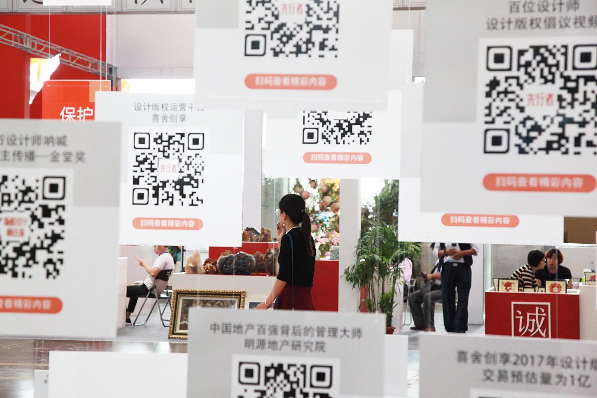 某传统服装企业在淘宝网上开设了官方网店为推广网店并吸引用户进行购买请采用线上线下二维码运营的方式宣传以优惠活动的方式引流提高店铺流量和销量。请写出策划方案或者实施方案1500字