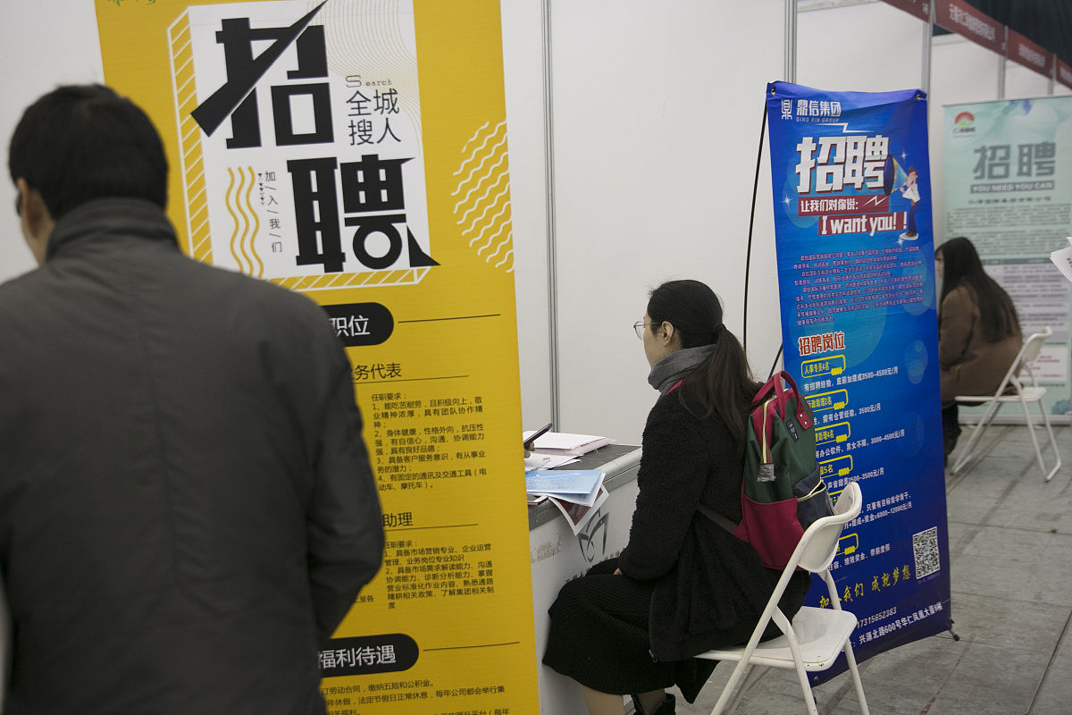 大学生通讯社招新海报文案 通讯社部门有 办公室 编辑部 新媒体部 摄影部四个部门 主要是运营学校公众号
