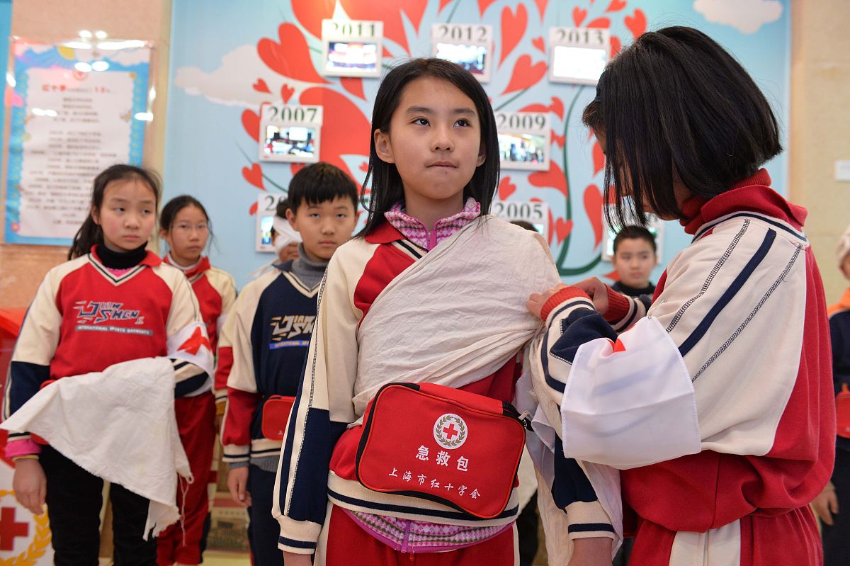 2023年清园里社区和学校共同为红领巾小记者团配送服装文具活动