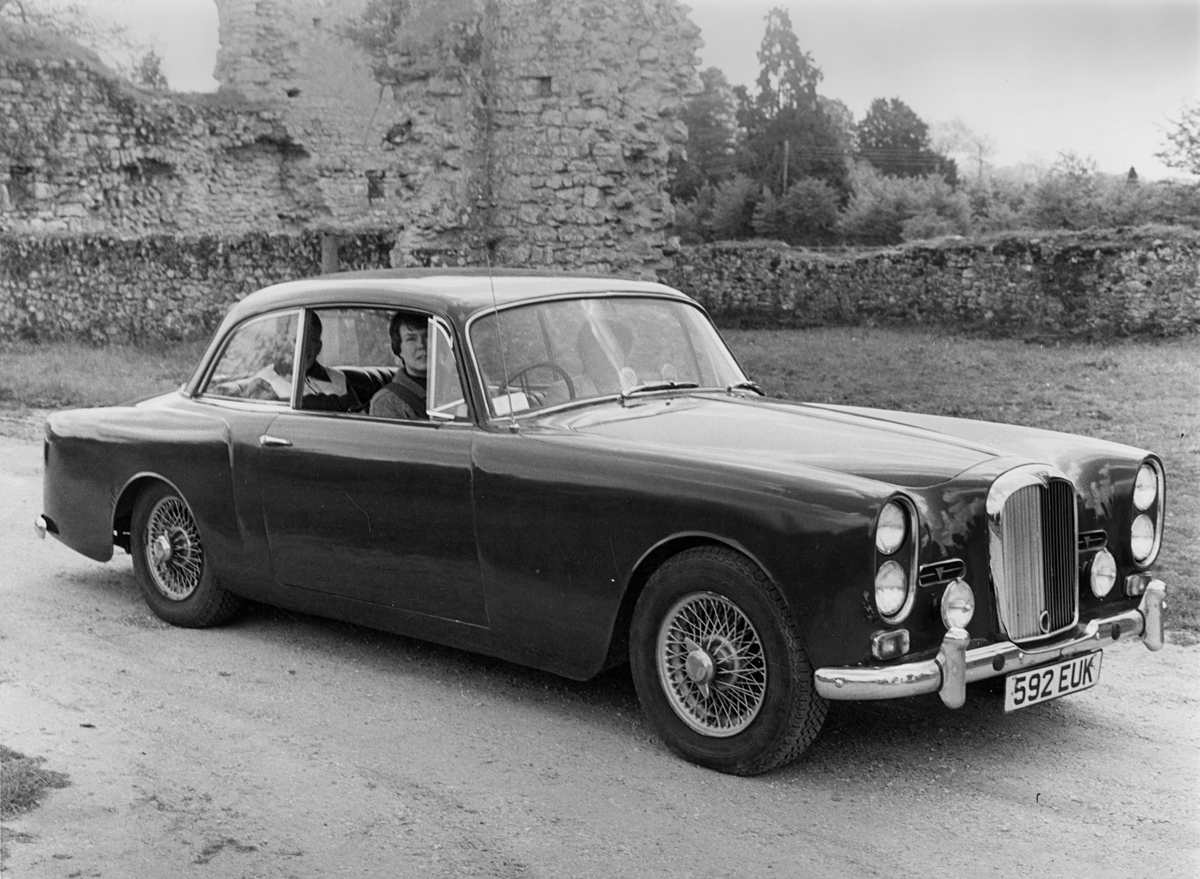 8块钱能买辆劳斯莱斯10块钱就能买套别墅。那时候什么西都很便宜而你却月薪2000千块已经算是富豪了。写一篇故事