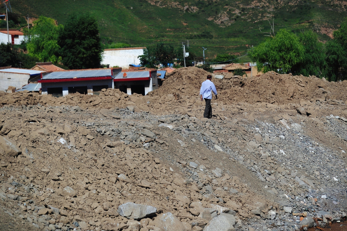 把下面内容进行改写洗稿据消息人士透露马家滩镇政府的一名员工表示针对上述林场被破坏的事件灵武市和马家滩镇的相关领导正在协调处理。有趣的是央视新闻在2014年曾经以题为《宁夏神华宁煤双马煤矿排污 千亩沙林被毁》的新闻报道中曾经提到孙先生所经营的林场的水源也遭到了污染。