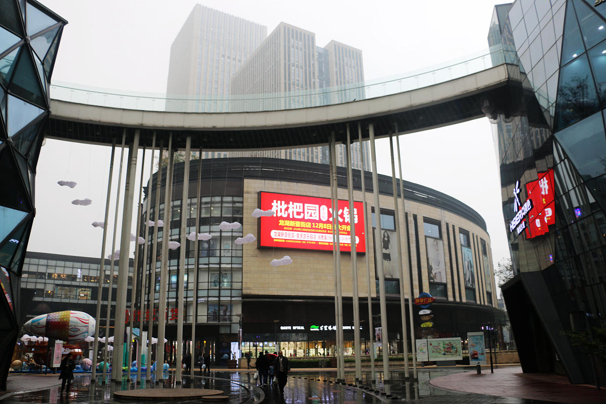 2018年12月15日,重庆渝中区,一座天桥接连穿过4栋建筑,呈圆形,全长100