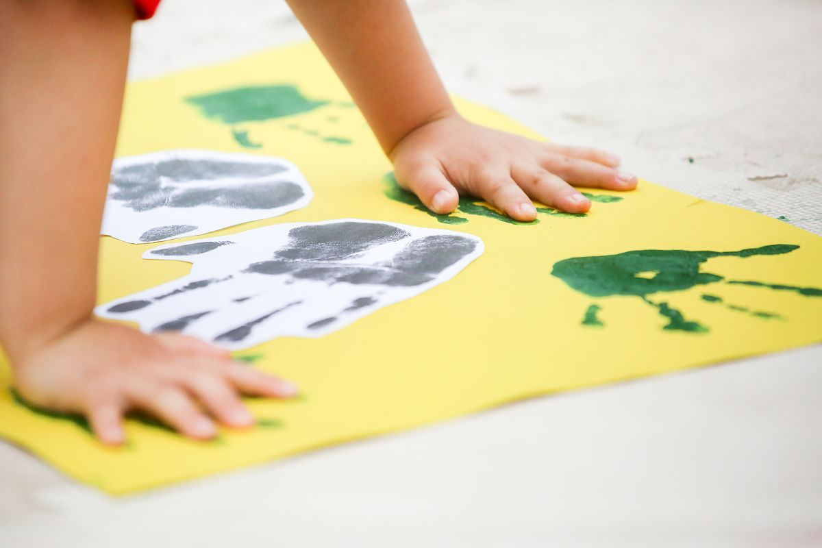 幼儿园美工区活动：手印大作战，培养幼儿创造力和想象力