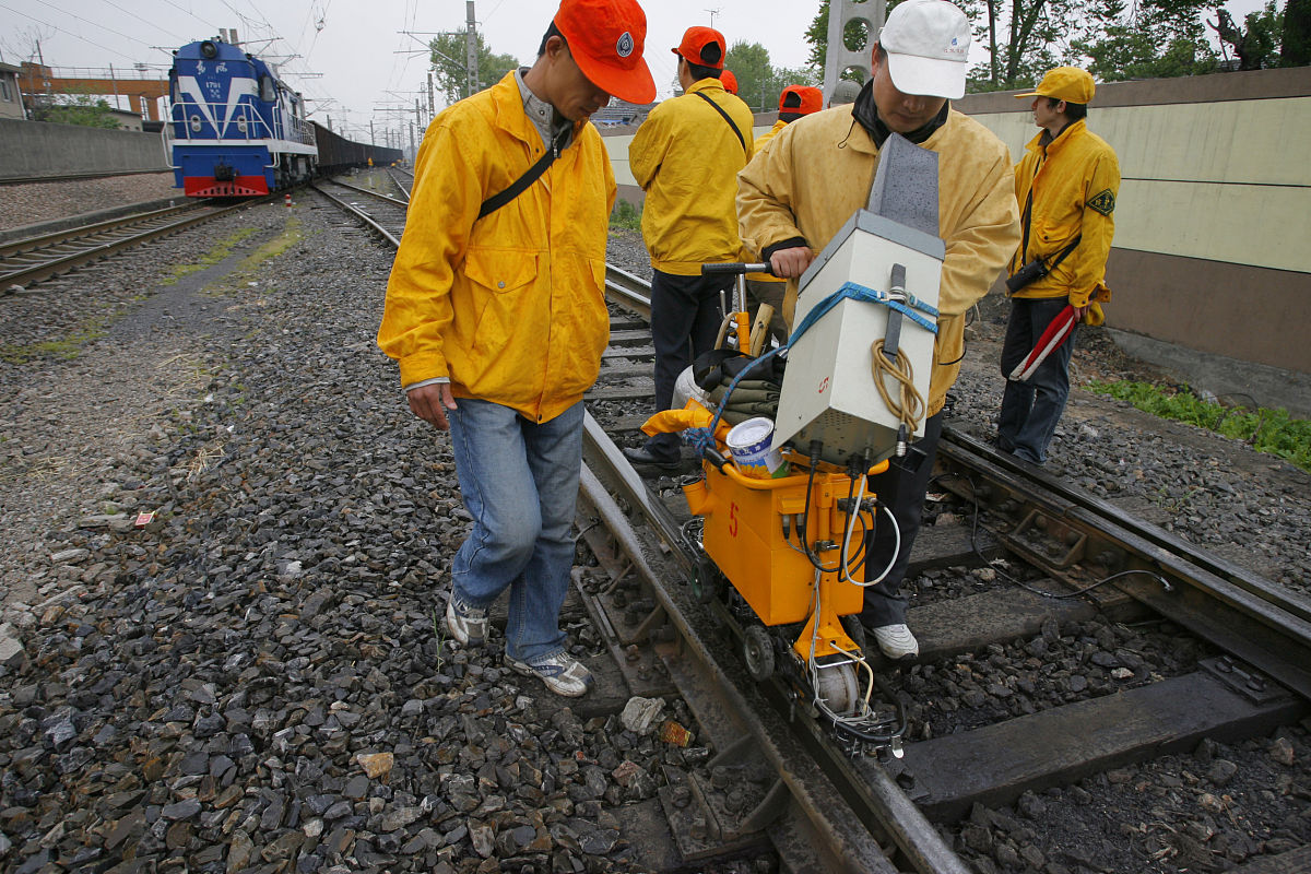 高铁无砟轨道结构病害与维修技术研究