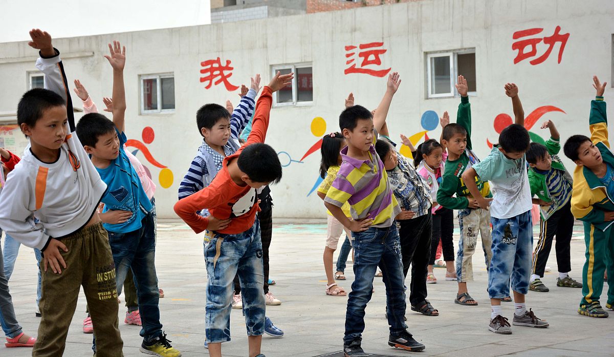 2013年9月9日,河南省洛阳市宜阳县城关镇中街学校学生在上体育课.