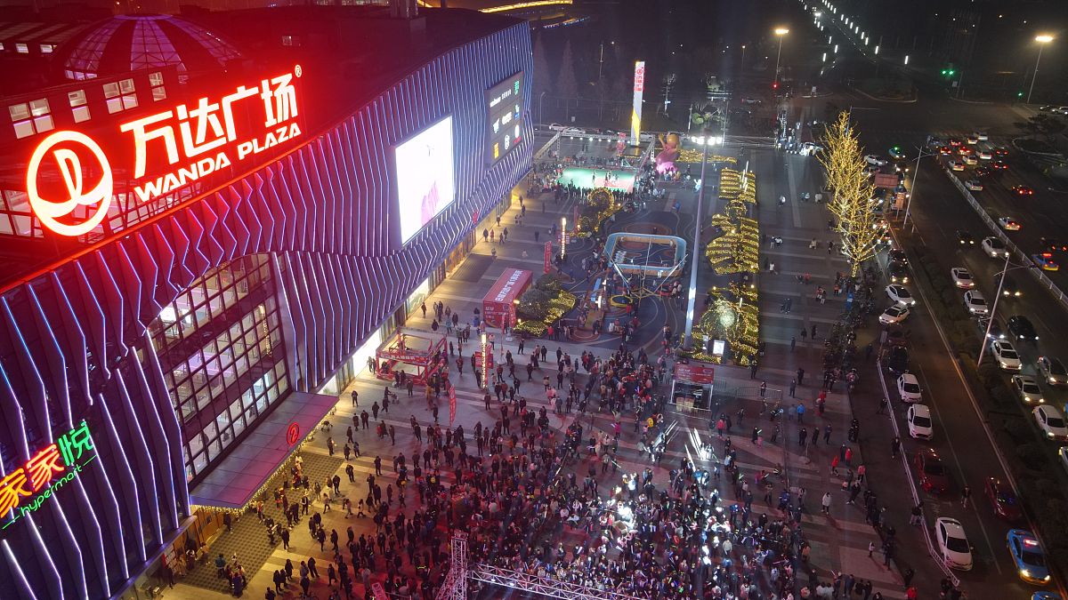 2020年12月12日,山东日照,万达广场举办一周年庆活动,吸引了众多市民.