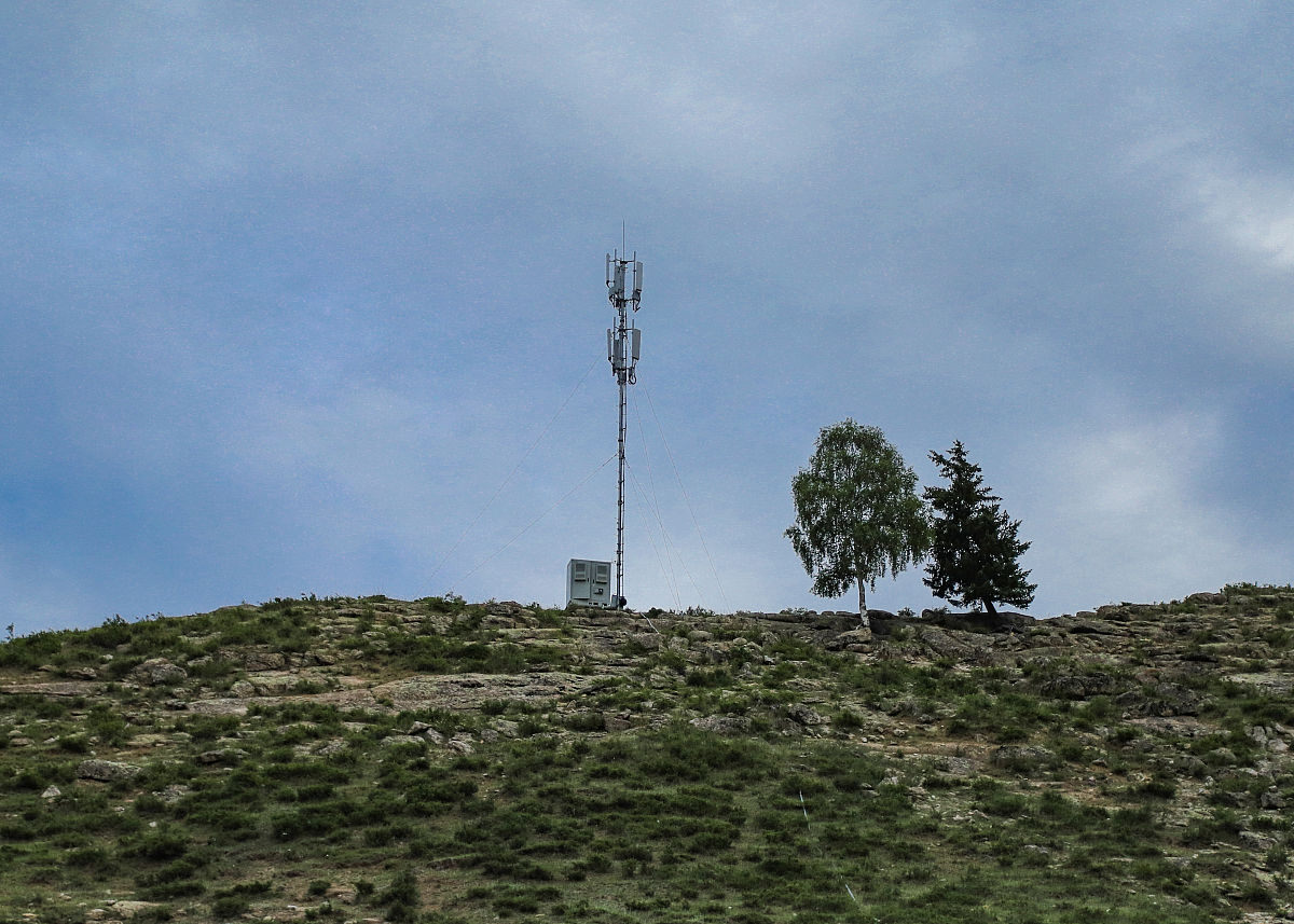 最少基站覆盖：贪心算法解决边远山区移动电话服务问题