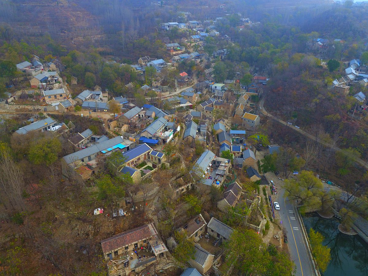 2018年11月14日,航拍莱芜市卧云铺古村,百年石屋院落建造独特,深藏山
