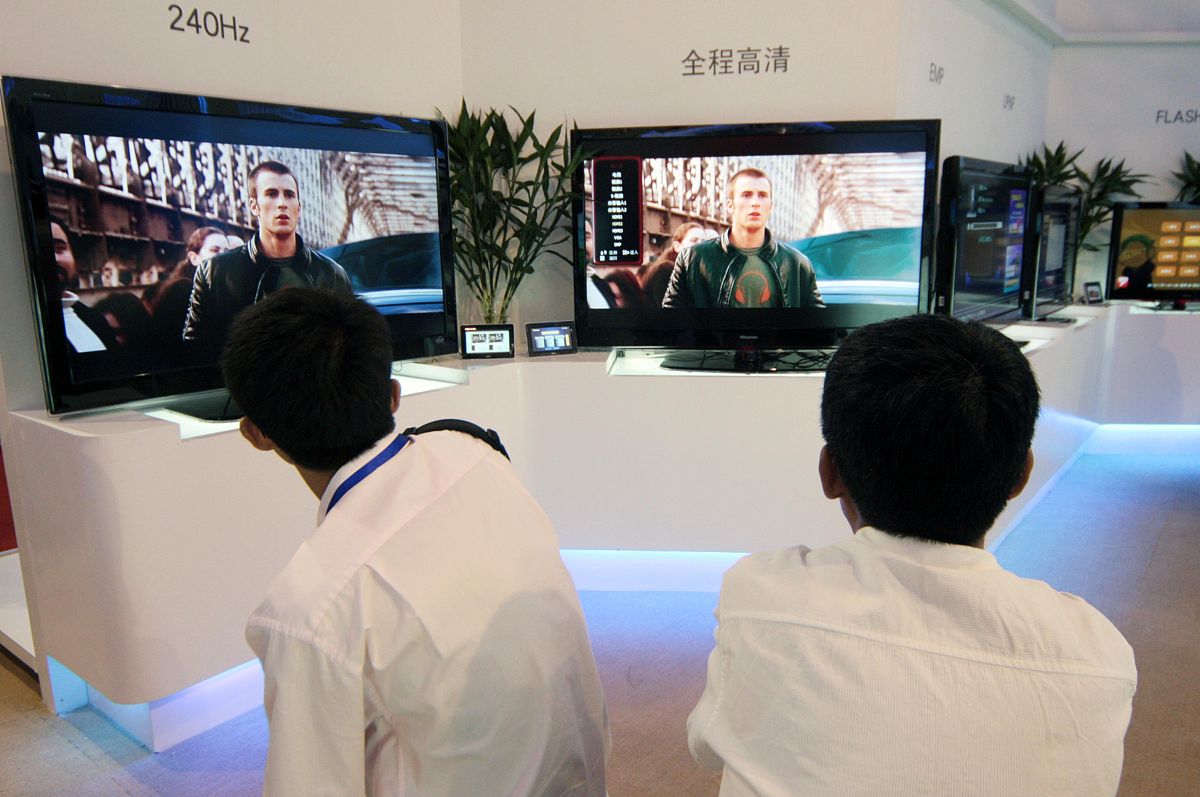 2009年5月20日,第十二届中国科博会在京开幕.高清电视吸引观众.