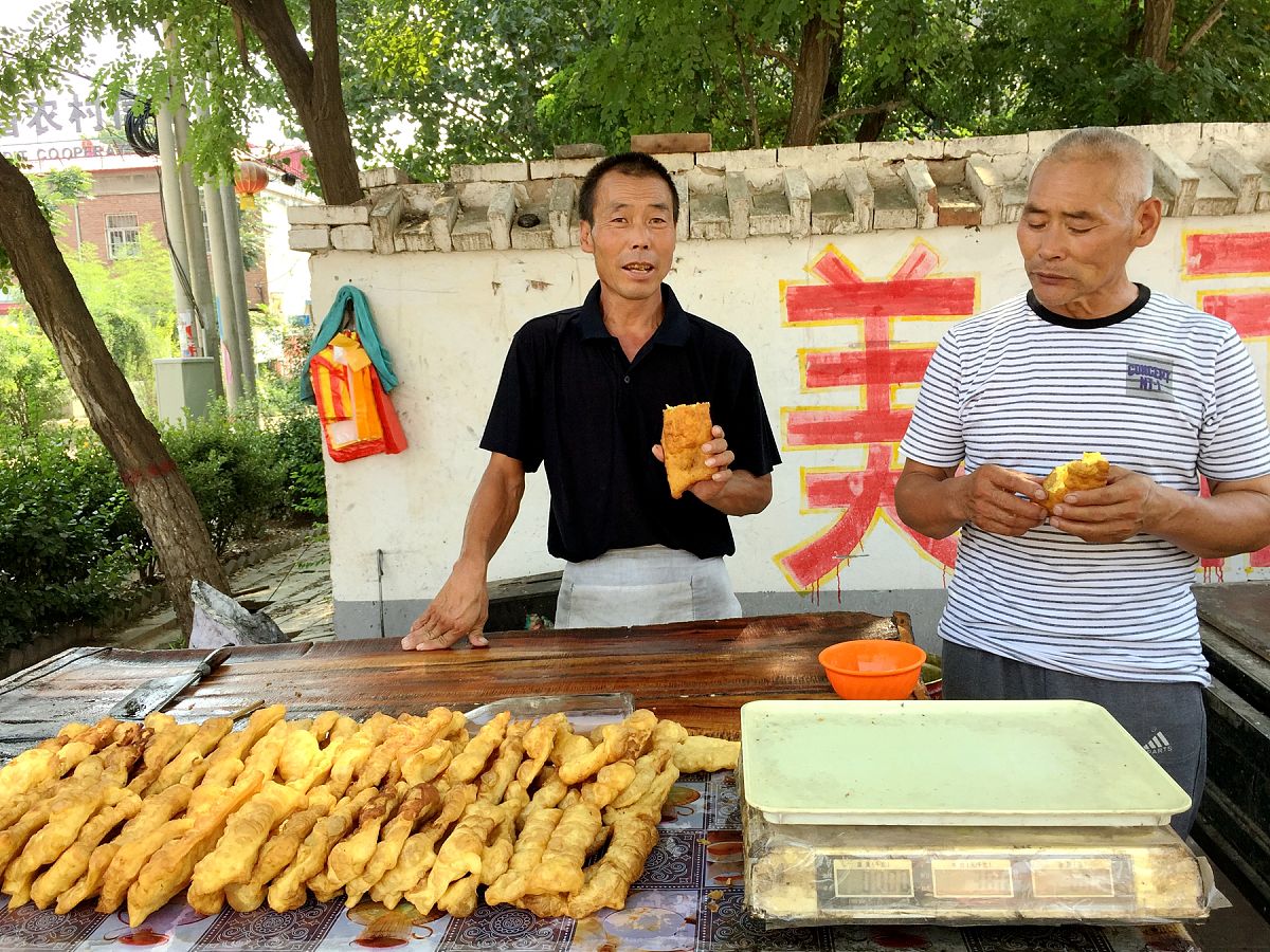 2018年7月19日,河北邯郸.感觉有点饿的时候,任兰堂拿出一枚鹅蛋,递给