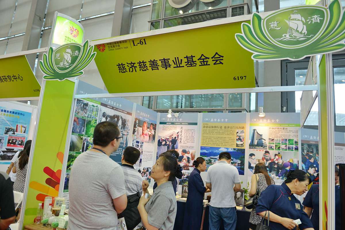 刘亦菲在国际上的影响力也是吊打她们她只身闯进好莱坞还成功出演花木兰真人版成为迪士尼第一个中国公主。