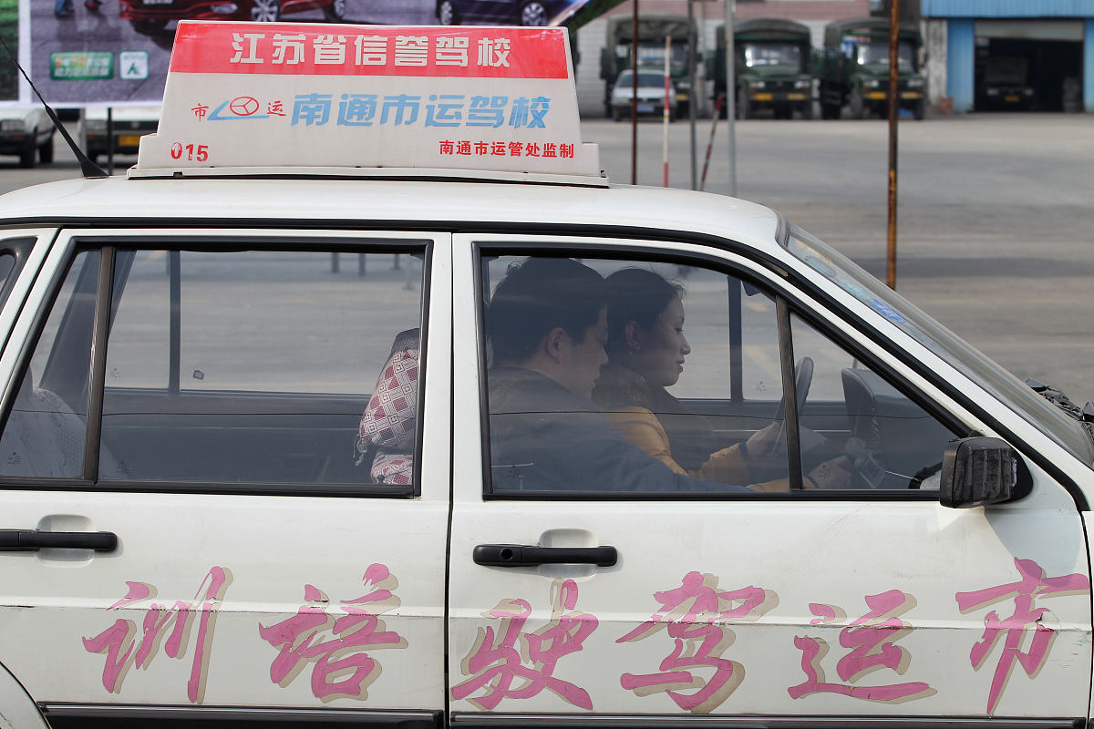 电瓶车倒车辅助功能详解：安全便捷的倒车神器