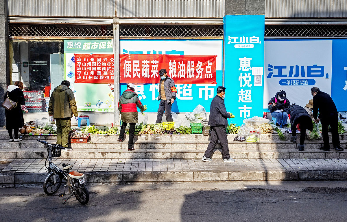 城市管理与摊贩经济和谐共生：林崛翃研究综述