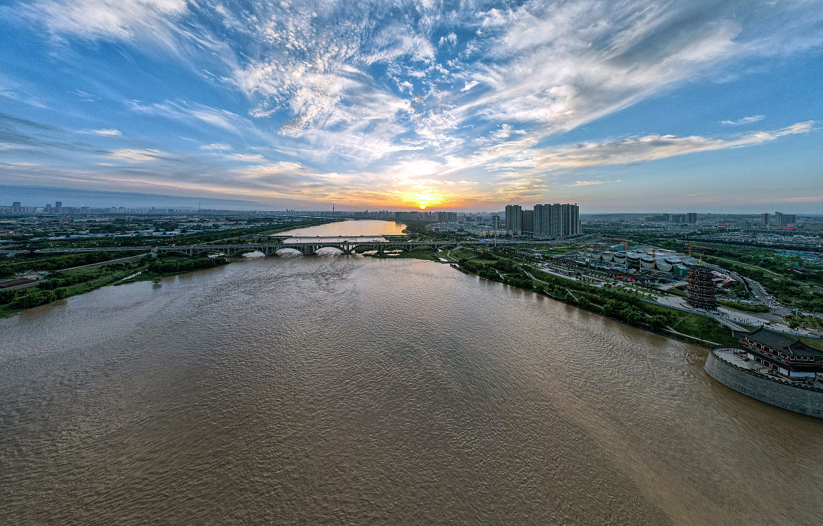 2021年9月2日,河南洛阳,绚丽晚霞漂浮城市上空.