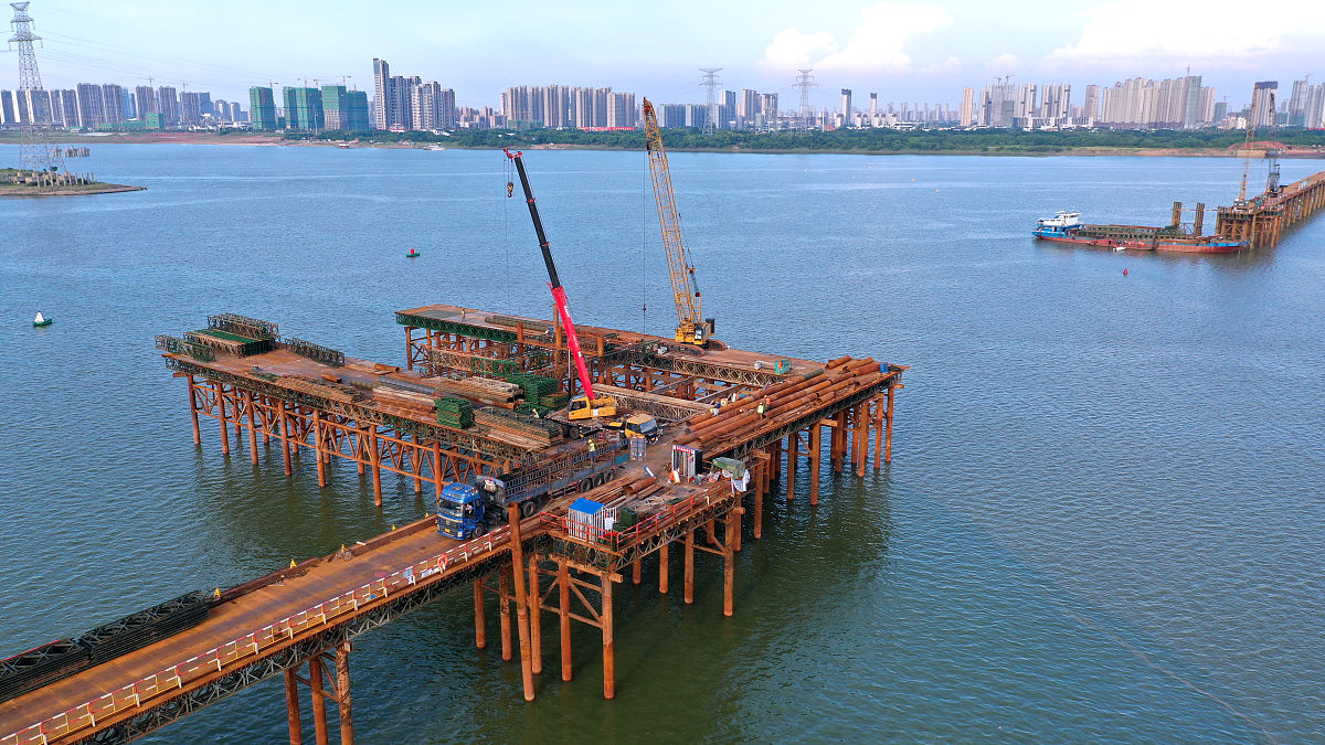 西省交通工程交通有限公司成立于2000年是一家专业从事交通工程建设、运营管理的国有企业。公司主要承担江西省内的公路、桥梁、隧道等基础设施建设项目为区域经济发展提供了有力的支撑。公司的总部位于江西省南昌市下设多个分公司和项目部拥有一支专业化的技术团队和管理团队。在我实习期间我所在的项目部正在承建一座跨江大桥作为资料员我负责该项目的资料管理工作。同时作为实习生我有幸能够参与这样一个重要的工程项目深刻体