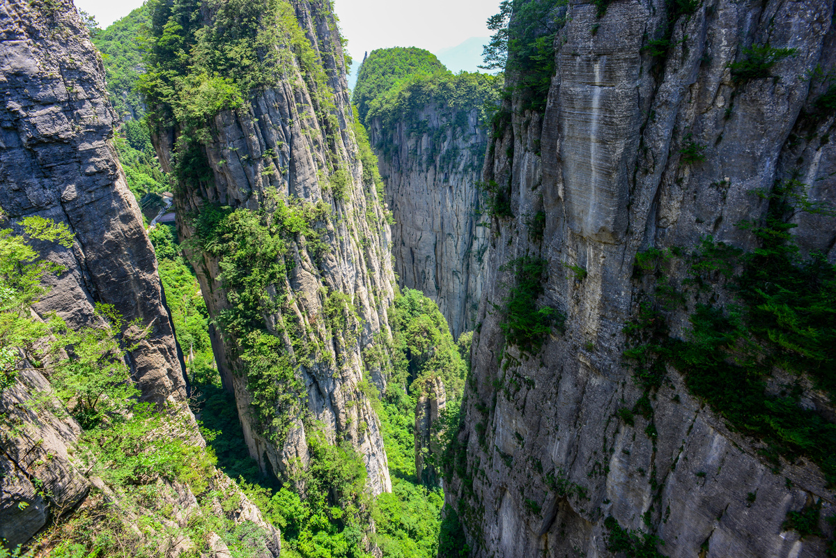 中国著名山水地貌景观形成的地质背景探析：以三峡地区和张家界为例