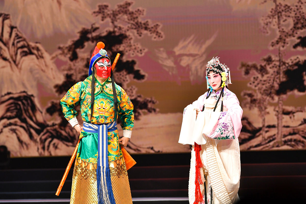 2020年9月26日,江苏南京,"月满山河花锦簇"2020江苏中秋戏曲晚会华美