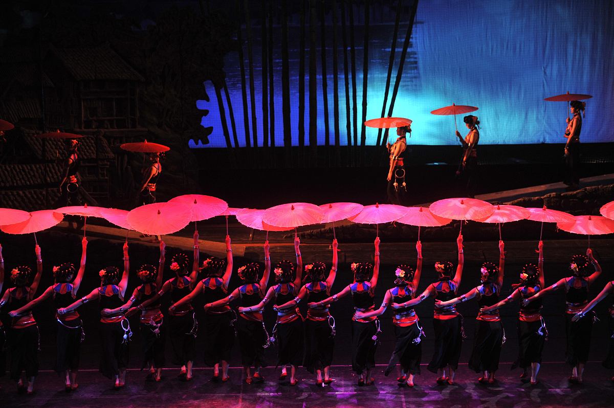 2008年11月6日,武汉,大型地域风情舞蹈诗《家住长江边》上演.