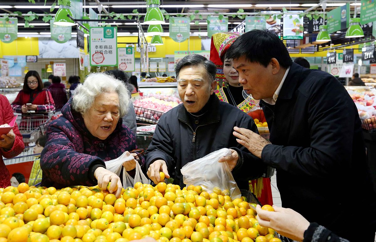 2016年01月16日,在浙江省杭州市联华超市华商店,工作人员在向市民宣传