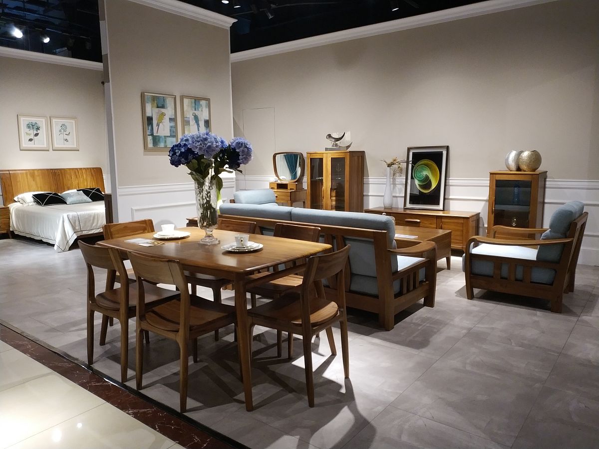 2020年5月25日,上海,公开展示的中低档家居陈列样品.