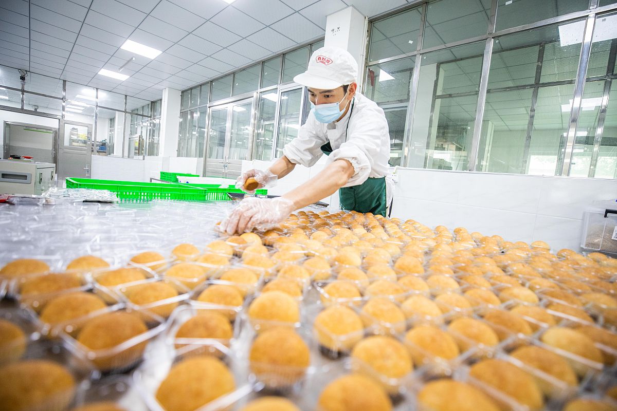 黔东南民族职业技术学院“黄金果”枇杷浓缩汁加工设备研发成功