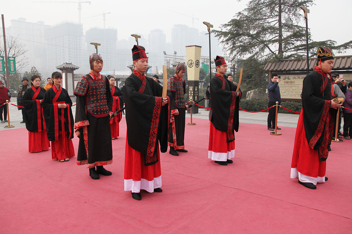 凶礼文化历史悠久。可以追溯到西周时期直到如今凶礼仍然在中国传统文化中扮演着重要的角色。我们通过对凶礼文化的历史深入研究可以更好地了解中国传统文化的演变和发展更好地理解中国传统文化的内涵和丰富性。凶礼文化的历史经验也为我们提供了宝贵的文化资源可以为我们今天的生活和发展提供启示和借鉴。请为此举一个普遍的例子