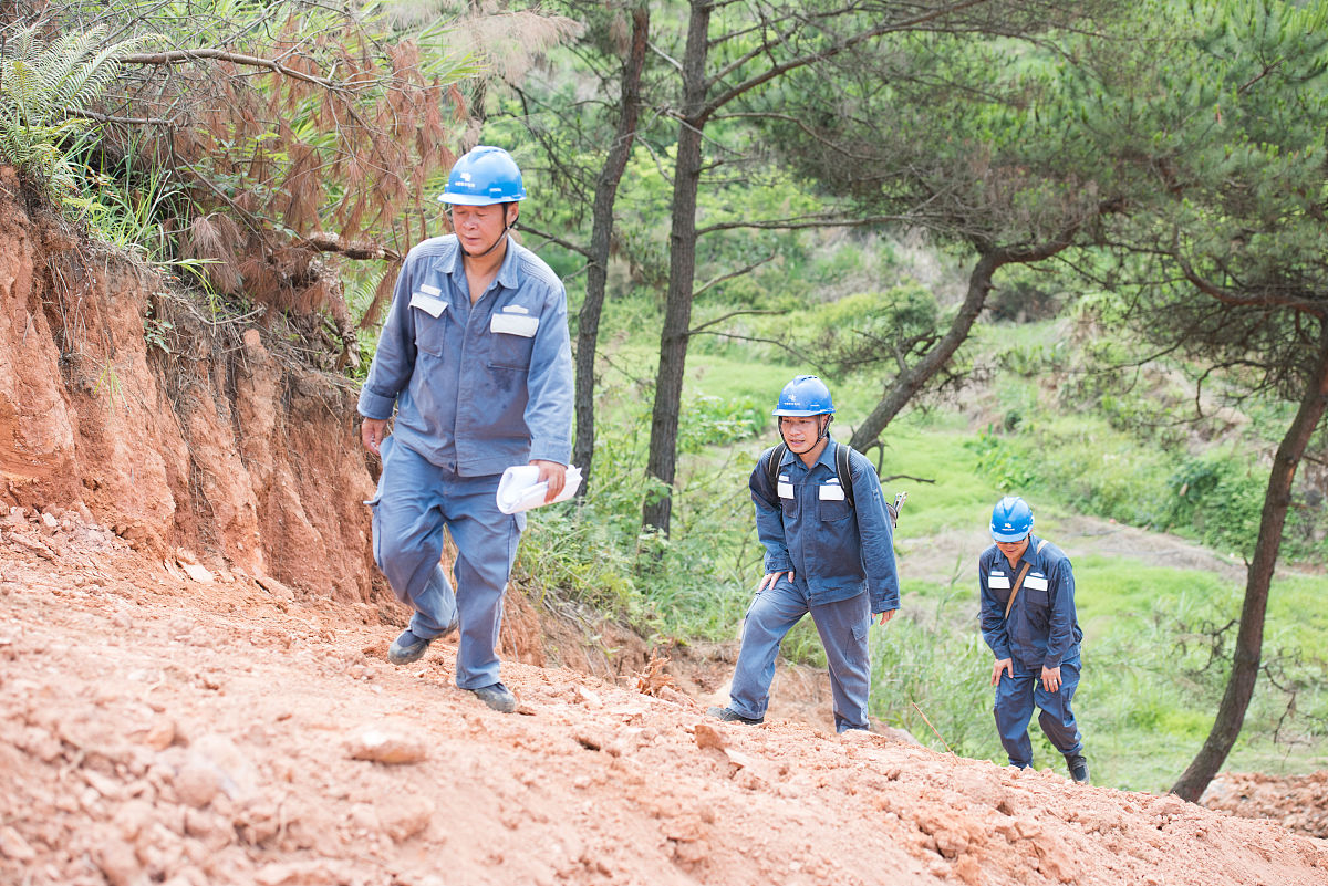 实习单位：西安启邦华建筑劳务有限公司实习岗位：施工技术与组织管理岗位实习项目：才子嘉苑建设项目写一篇实习介绍不少于300字。