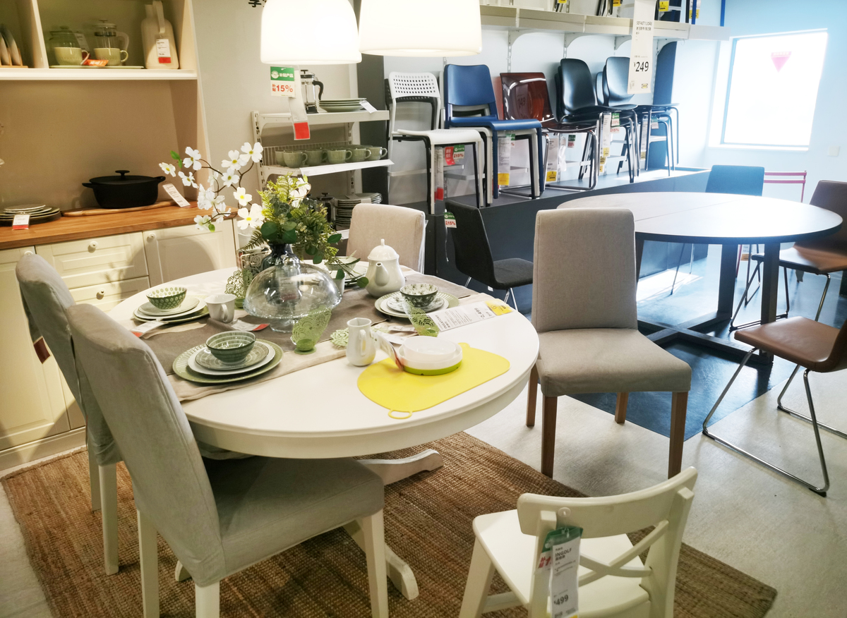 你家的餐桌长度是多少？餐桌长3个人坐是不是太宽了如果你家一家人不多就可以适当放宽一些1、餐桌的尺寸2、餐桌尺寸3、餐桌的挑选4、餐桌尺寸5、餐桌尺寸家里的餐桌如何选择？餐桌尺寸有什么需要注意？餐桌是用来就餐的所以家里的餐桌是不太可能按照户型的需要进行任何改变。毕竟餐桌有自己独有的定义不能一成不变。不同的餐厅空间可以找到不同的适用餐桌设计具体如何选择则要看业主的需求是什么了。以下是业主在不同空间设计