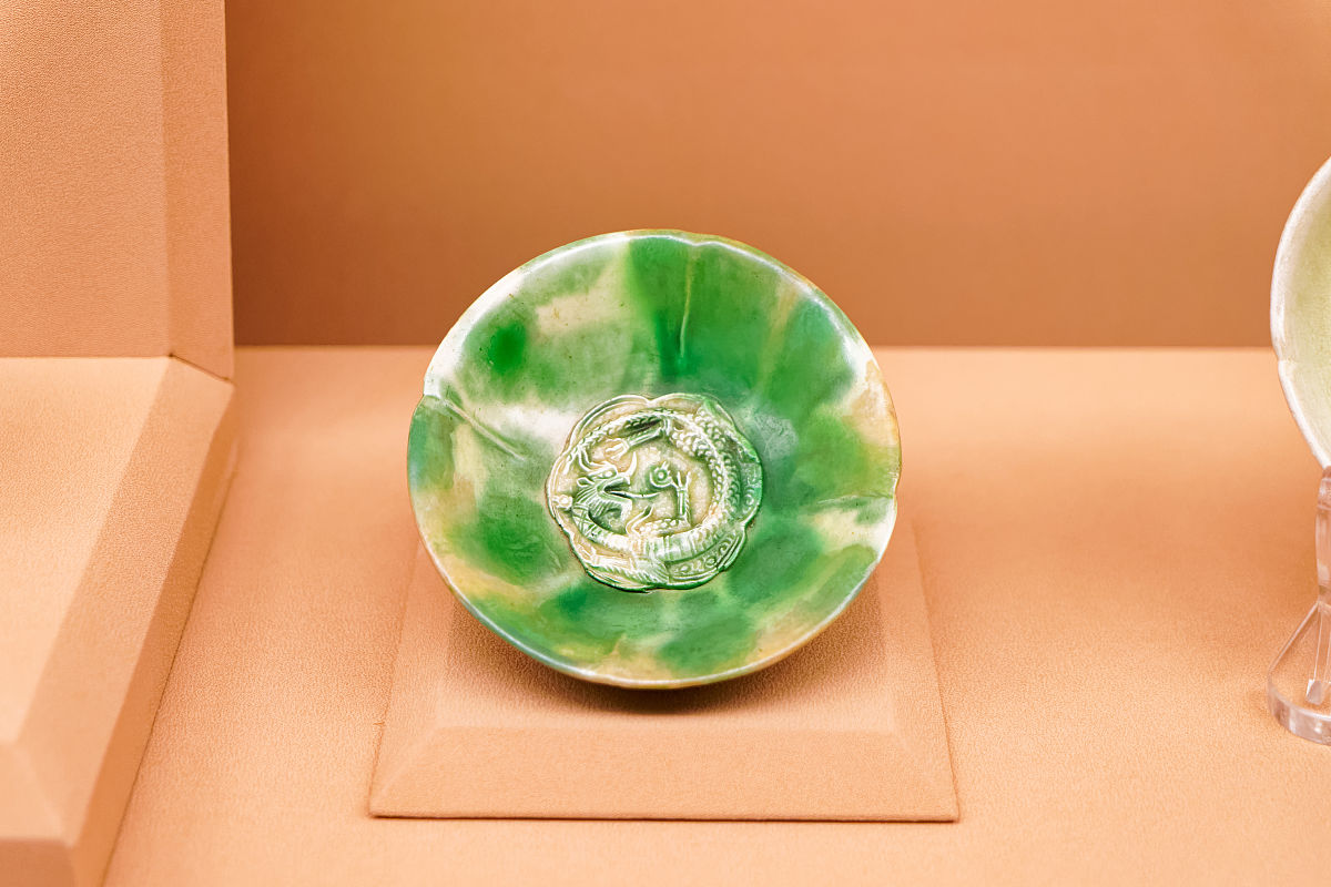 2020年9月16日,上海博物馆:宝历风物黑石号沉船出水文物展.图为展出的