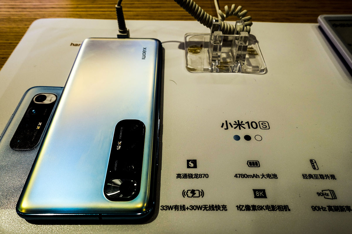 写一篇关于为什么买小米手机不买蓝绿厂的手机？