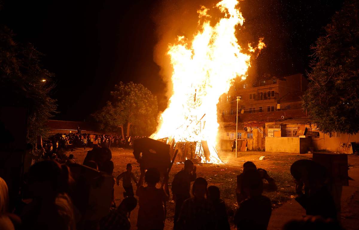 当地时间2018年5月2日,耶路撒冷,正统派犹太人正在参加一场篝火集会,