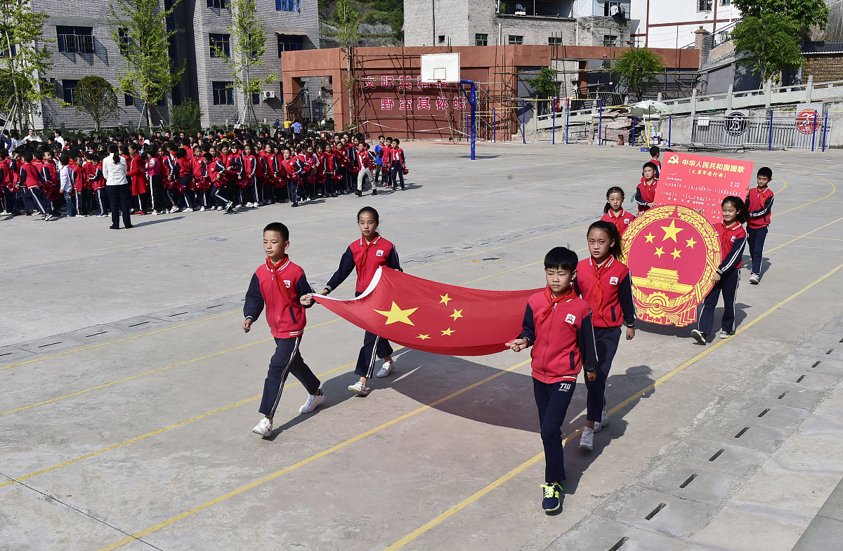 初中生演讲稿：无愧国旗红，丹心献祖国