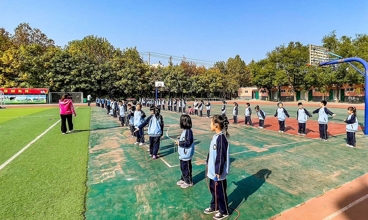 2021年11月4日,河北邯郸鸡泽县第一试验小学小学生体质测试现场.