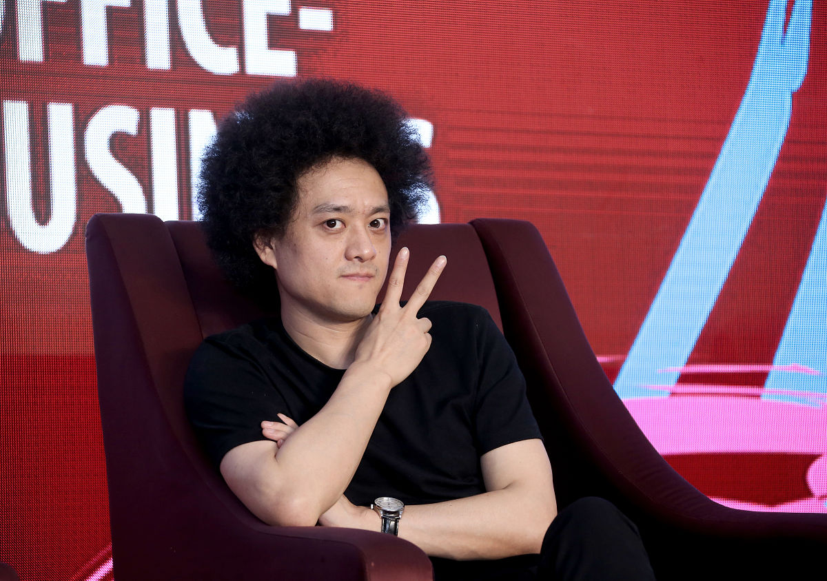 根据以下资料使用自媒体作者的口吻写篇1000字影片观后点评文章需和读者互动用词生动带标题2022年日本动画片《镜之孤城》 主人公是在学校没有立足之地把自己关在家里的中学生·Kokoro有一天房间里的镜子突然发光了Kokoro像被吸入了一样穿过镜子发现前方有一座像城堡一样的不可思议的建筑物里面聚集着和Kokoro有着相似遭遇的7个人。城堡里隐藏着秘密的钥匙找到了那个钥匙的人什么愿望都能实现。