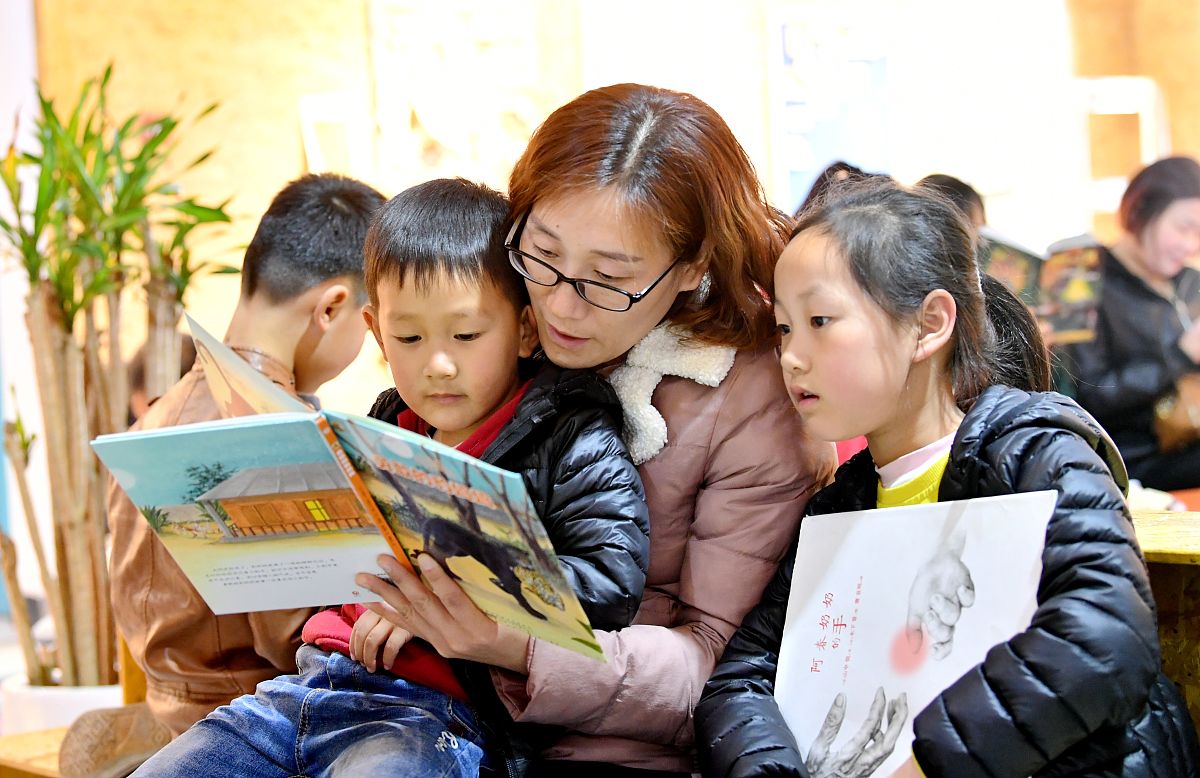 你是一名小学语文教师论述应用应用微视频创设阅读情境提高学生阅读能力论述中添加《草船借箭》、《田忌赛马》教学案例不少于500字。