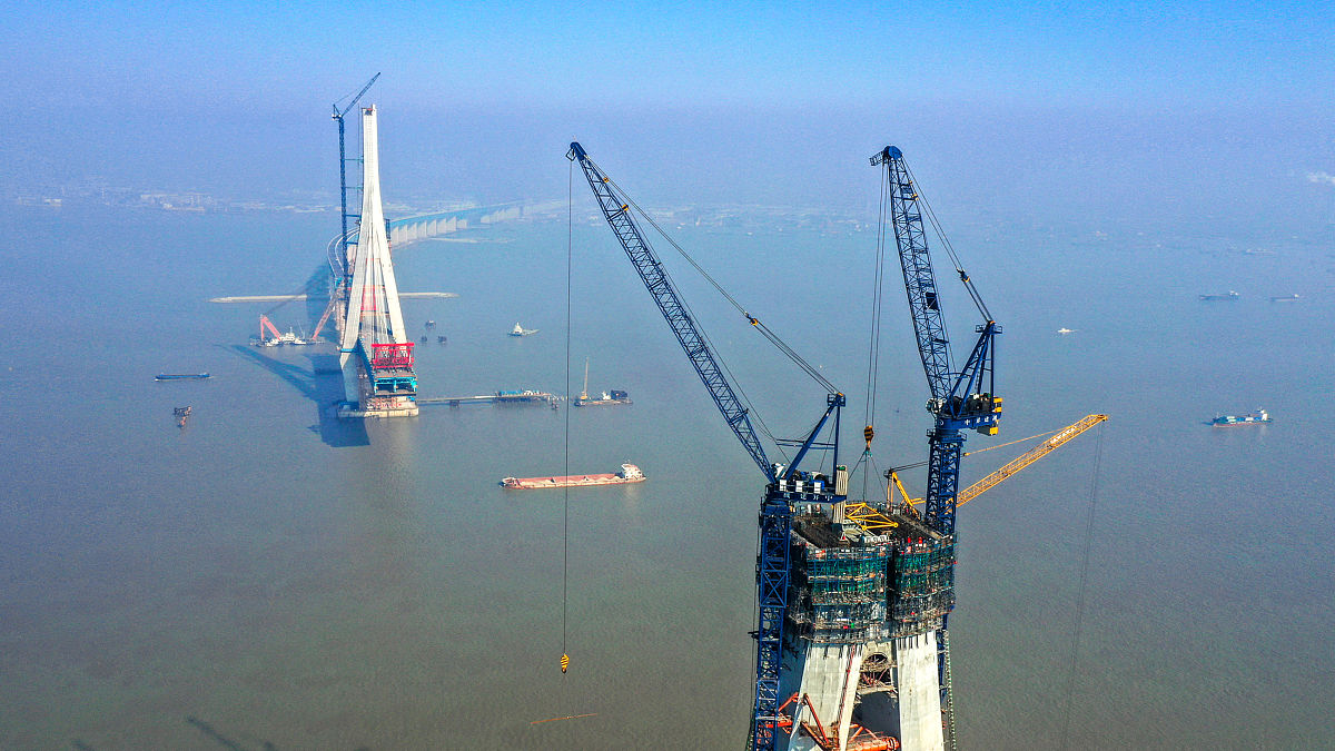 2019年1月24日,苏州张家港,无人机拍摄的大桥建设中的两个主塔高达330