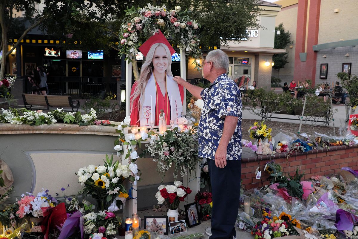 当地时间2021年7月31日,美国加利福尼亚州科罗纳市的爱德华电影院前,