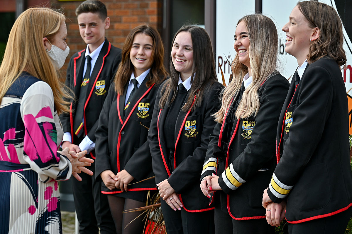 2022年初中同学选择贵阳卫校学护理如何