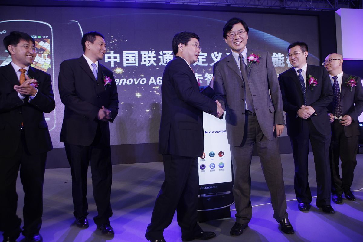 张忠谋将半导体行业分为设计、制造和品牌 写一段200字左右的开头