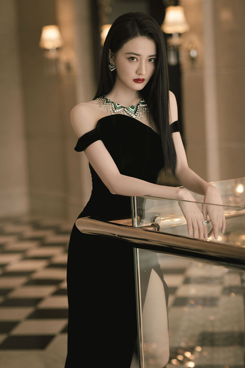 用一段话描写女神