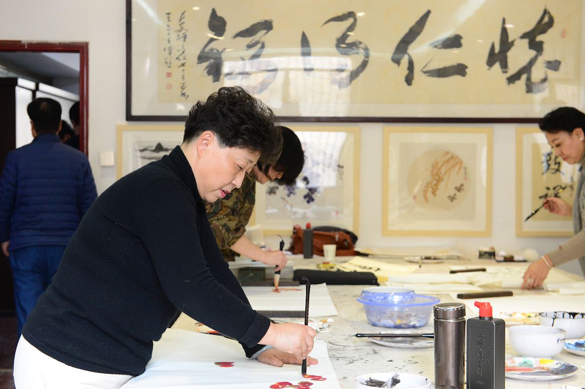 非遗女书传承困境：面临失传风险与市场挑战